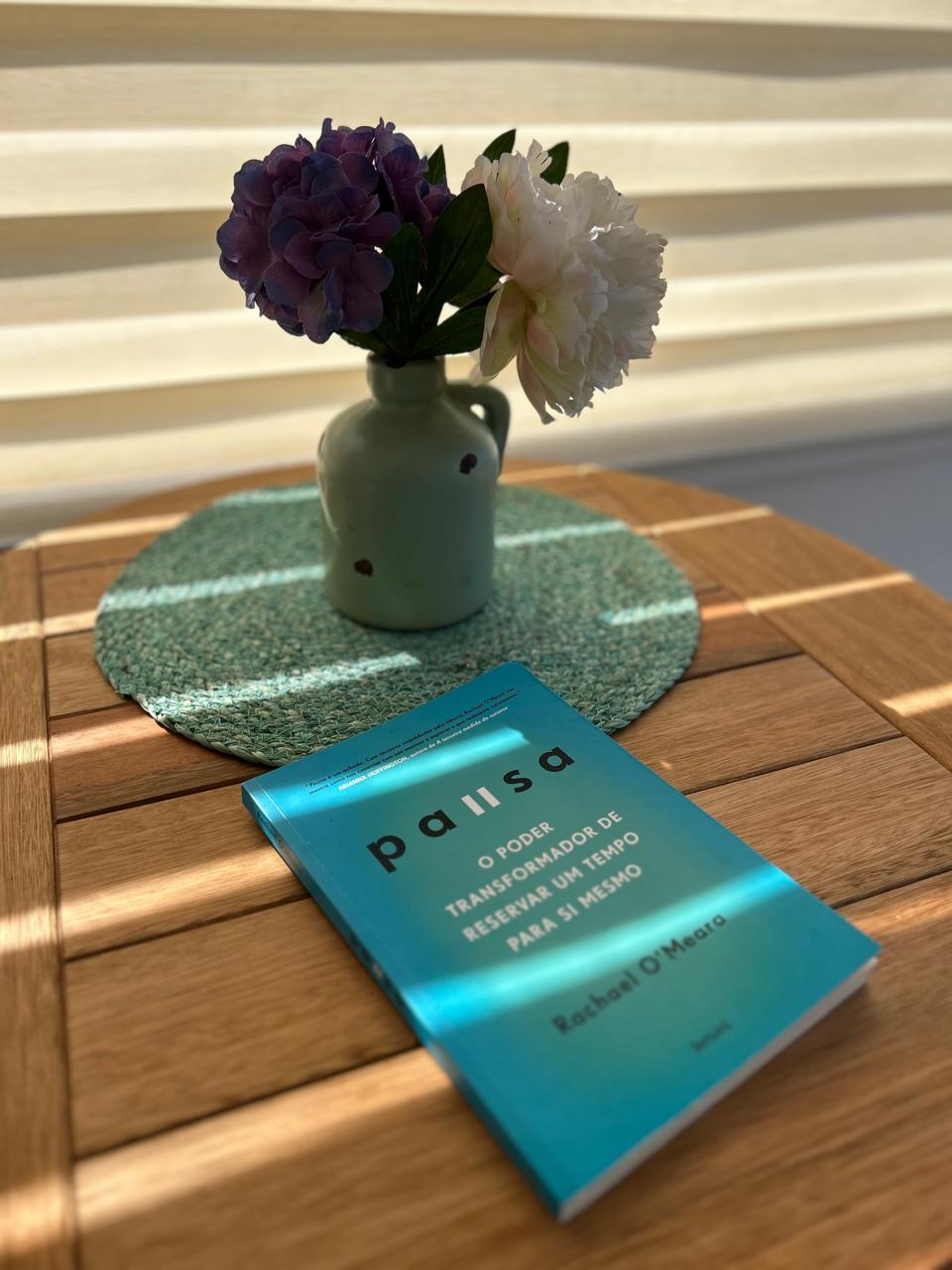 Pessoa relaxando na natureza, longe da tecnologia