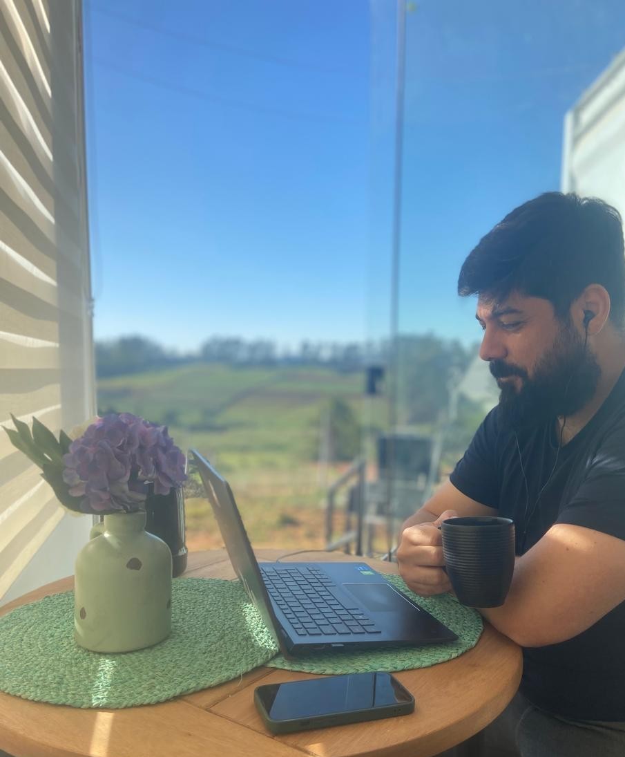 Pessoa usando tecnologia de forma equilibrada em ambiente natural